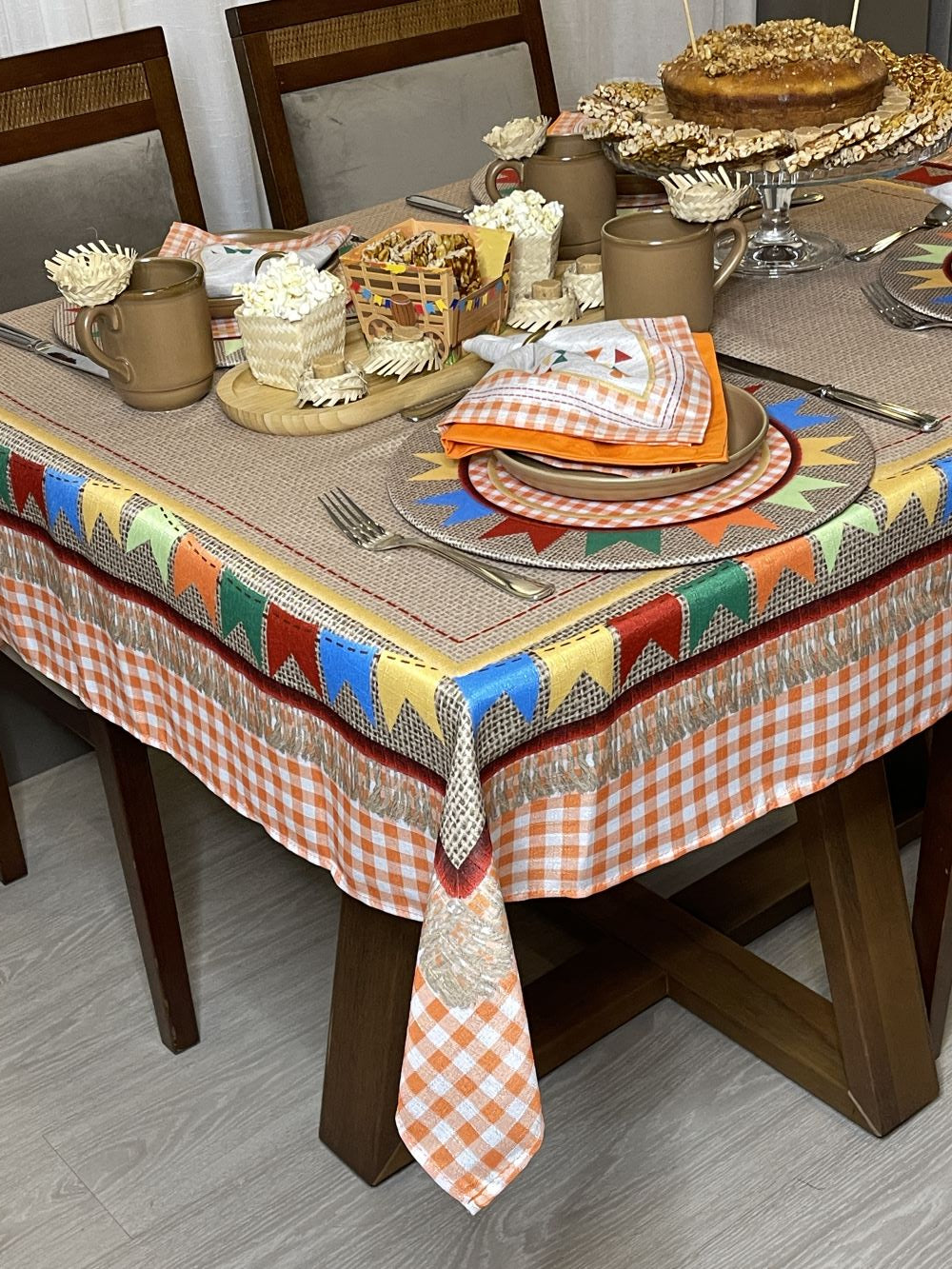 Toalha de Mesa Quadrada São João Xadrez c/ Bandeirolas - 4 Lugares