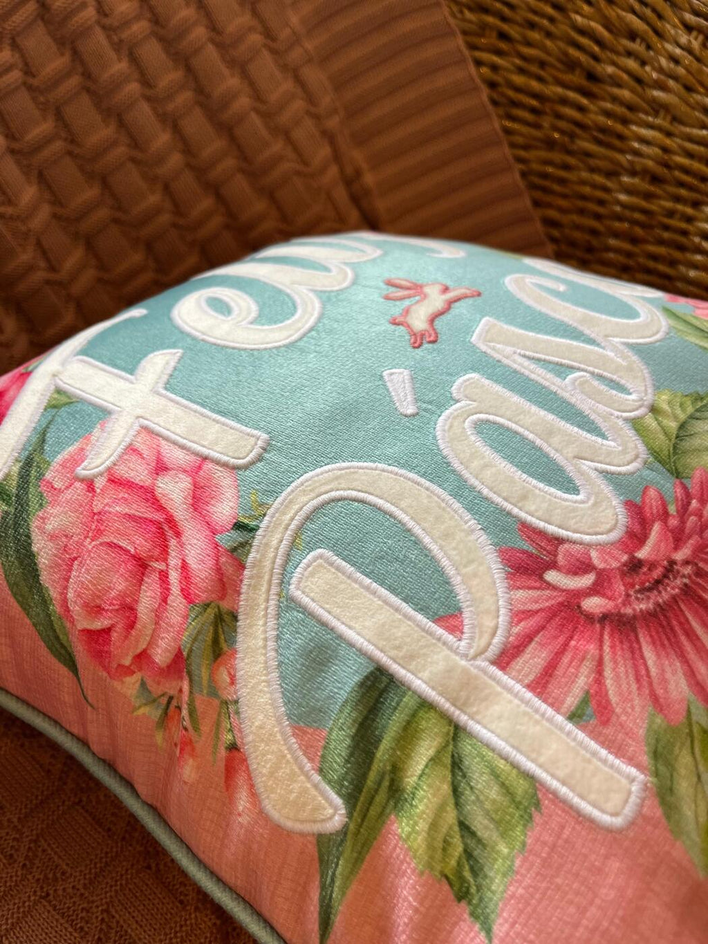Capa Almofada Aveludada Bordada Rosa Feliz Páscoa 43x43cm