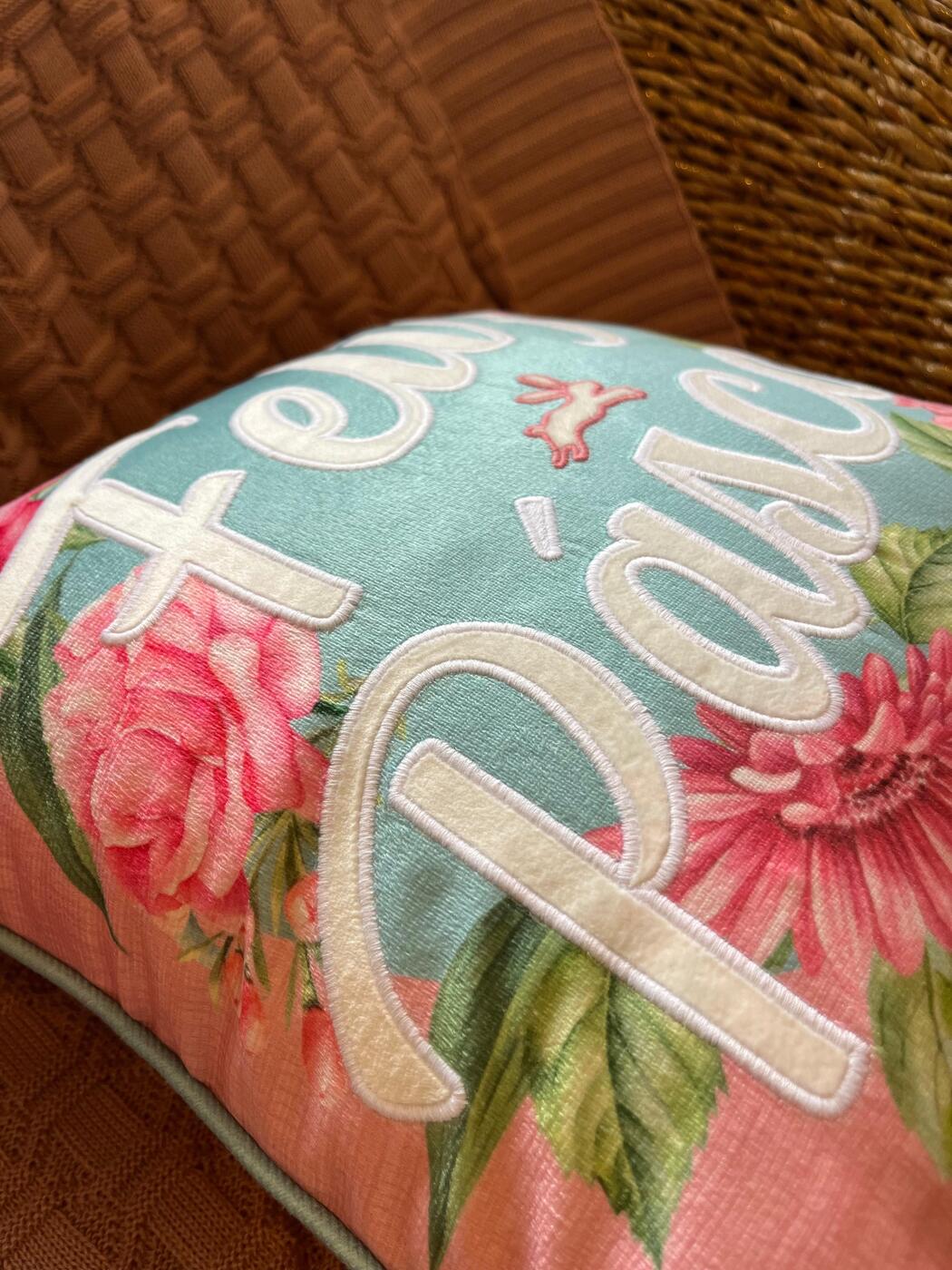 Capa Almofada Aveludada Bordada Rosa Feliz Páscoa 43x43cm